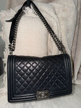 CHANEL Black Quilted Leather Shoulder Bag with Silver Chain